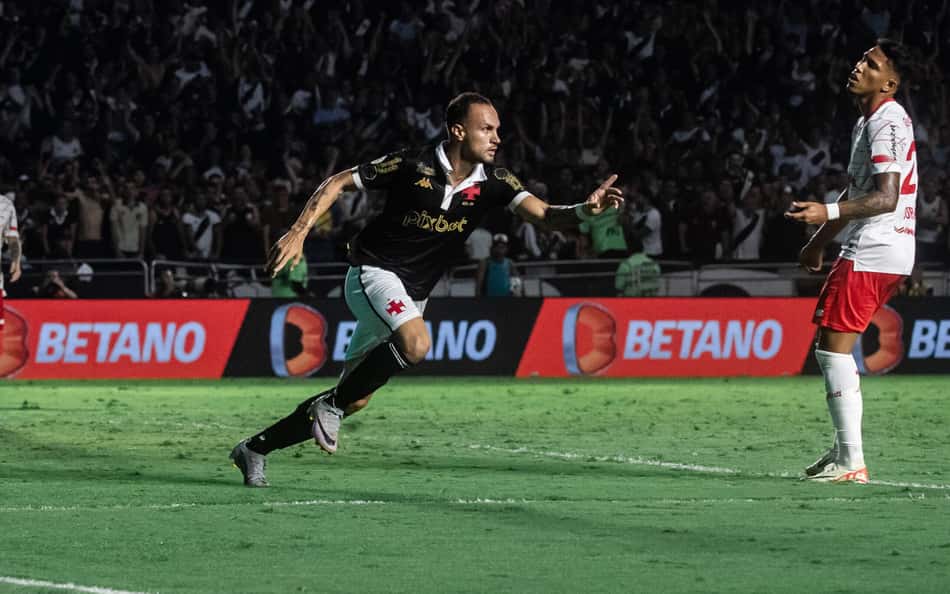 VÍDEO: Herói da permanência do Vasco no Brasileirão, Serginho mira 2024: 'Brigar para ser campeão'