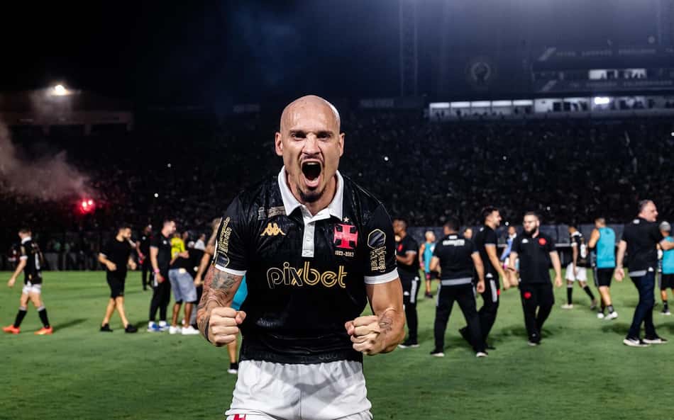 VÍDEO: Maicon destaca arrancada do Vasco e despista sobre renovação de contrato