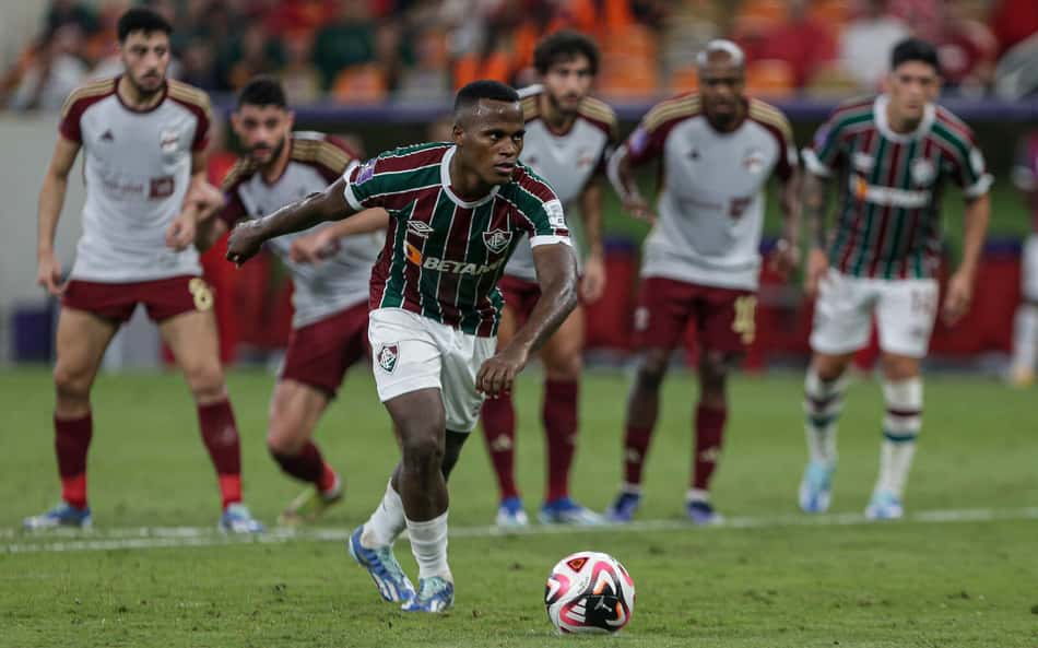 Autor do primeiro gol do Fluminense no Mundial, Arias comenta sobre chutes na trave: 'Fiquei puto'