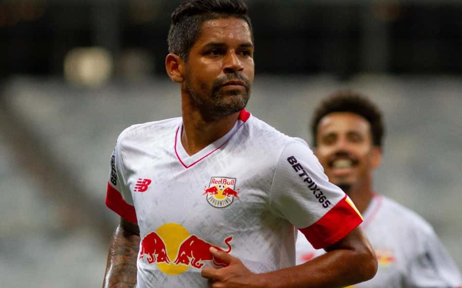 Santos anuncia contratação de lateral do RB Bragantino
