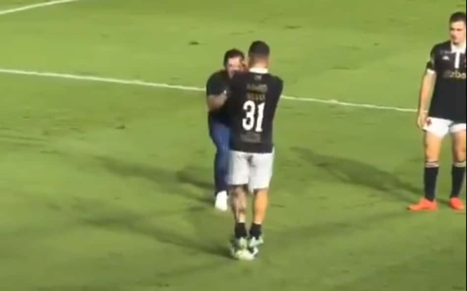 Vegetti e Rossi, do Vasco, sobem na bola e provocam Soteldo após rebaixamento do Santos; veja