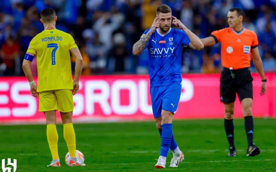 Cristiano Ronaldo se irrita com gol anulado pelo VAR, e Al-Hilal vence Al-Nassr pelo Campeonato Saudita