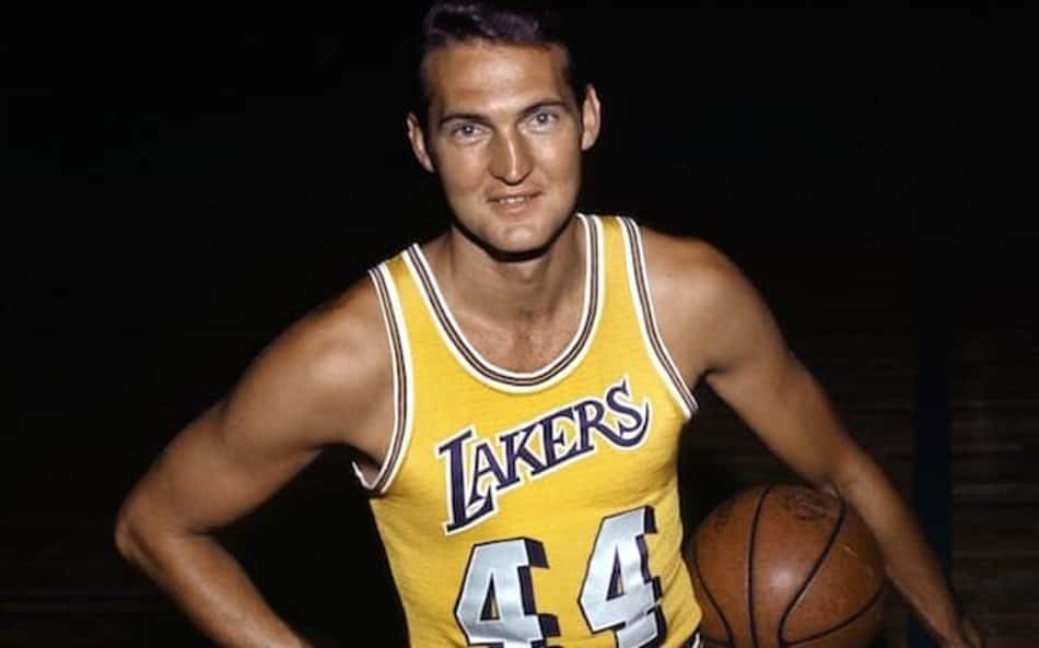 Quem é o jogador que estampa o logo da NBA?