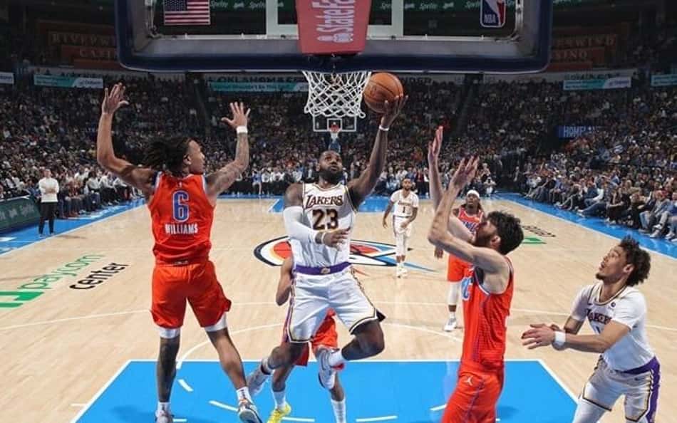 LeBron James marca 40 pontos e Lakers derrota Thunder fora de casa