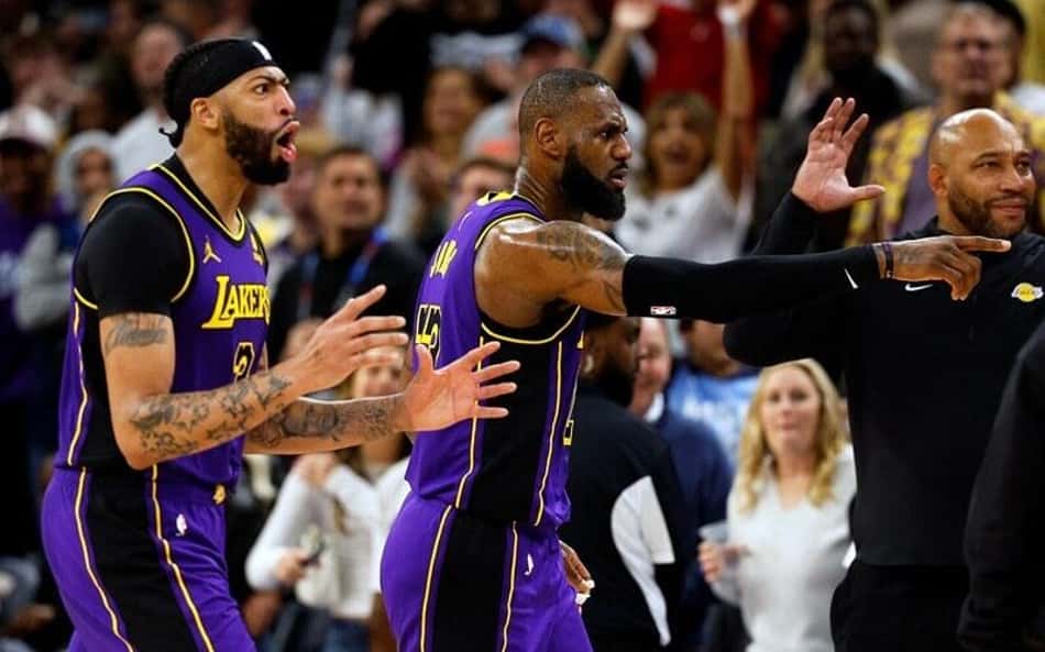 LeBron James reclama de arbitragem em derrota
