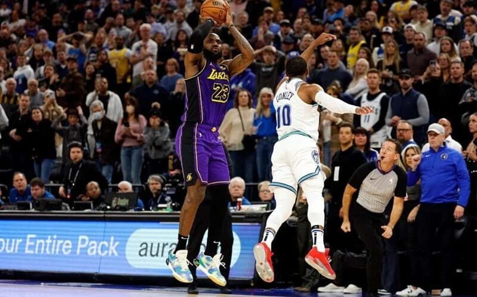 Com polêmica em arremesso de LeBron James, Timberwolves vence Lakers