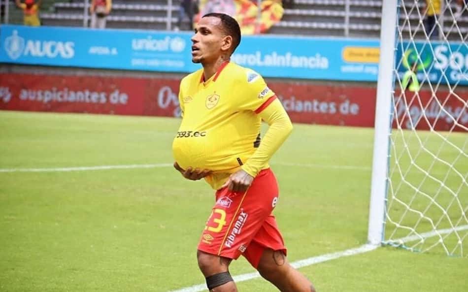 Santos alinha contratação de meio-campista