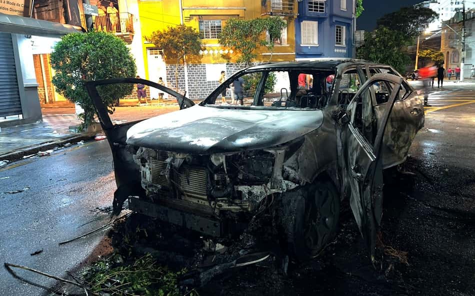 Jogador do Santos tem carro incendiado após rebaixamento do clube