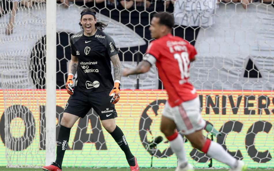 Com contrato próximo do fim, Cássio deixa futuro em aberto e não descarta sair do Corinthians
