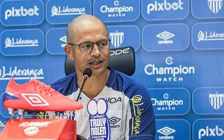 Alex pede nova chance como técnico: 'Esperando alguém acreditar na minha ideia'