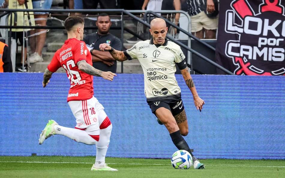 Após Fábio Santos, torcedores do Corinthians pedem saída de outros jogadores: 'Não dá'