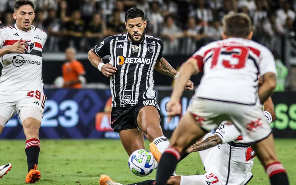 Paulinho garante vitória do Atlético-MG contra o São Paulo e mantém esperança por título no Brasileirão