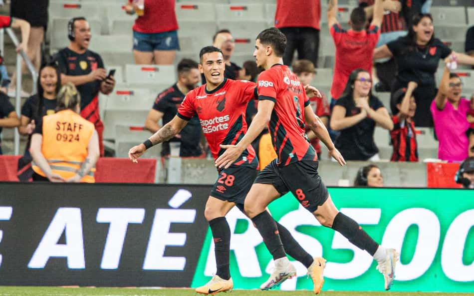 Com lei do ex! Athletico-PR vence, e Santos vive drama no Brasileirão