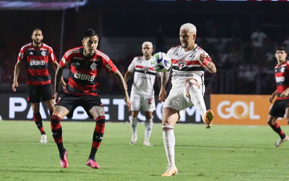 Flamengo é derrotado pelo São Paulo, mas garante vaga na Libertadores