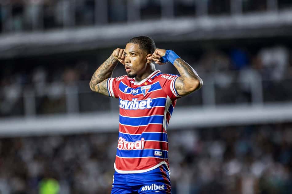 SANTOS (SP), 06/12/2023 – Futebol / CAMPEONATO BRASILEIRO 2023 – SANTOS x FORTALEZA – Partida entre Santos e Fortaleza, valida pela ultima rodada do brasileirao 2023, realizada na Vila Belmiro, em Santos, na noite desta quarta-feira (06).
