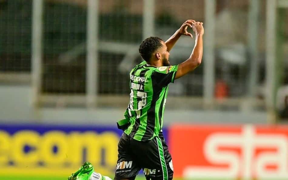 Após polêmica com viagem, América-MG rescinde com Everaldo