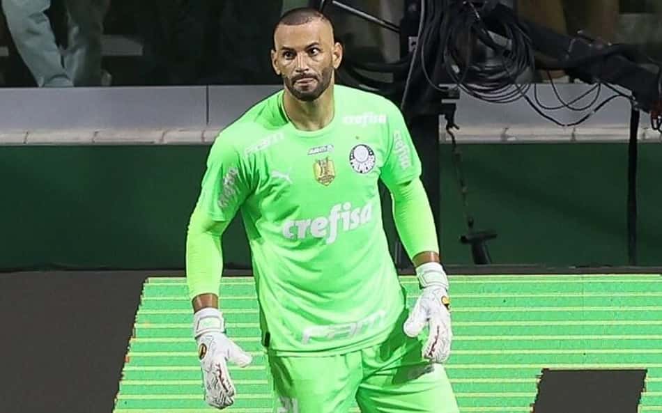 Weverton comenta manipulação de resultados citada por John Textor: 'Arbitragem erra para os dois lados'