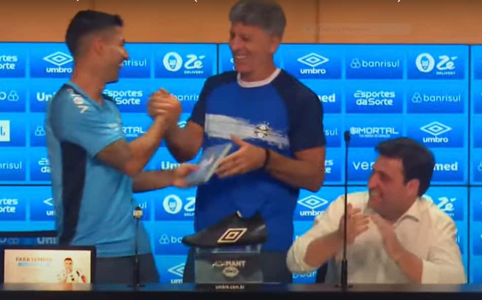 Renato Gaúcho entrega DVD com seus gols para Luis Suárez