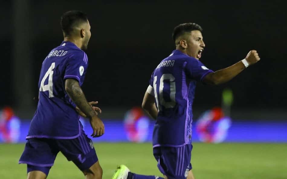 Argentina vence com gol de campeão do mundo no Pré-Olímpico; Uruguai vacila e se complica