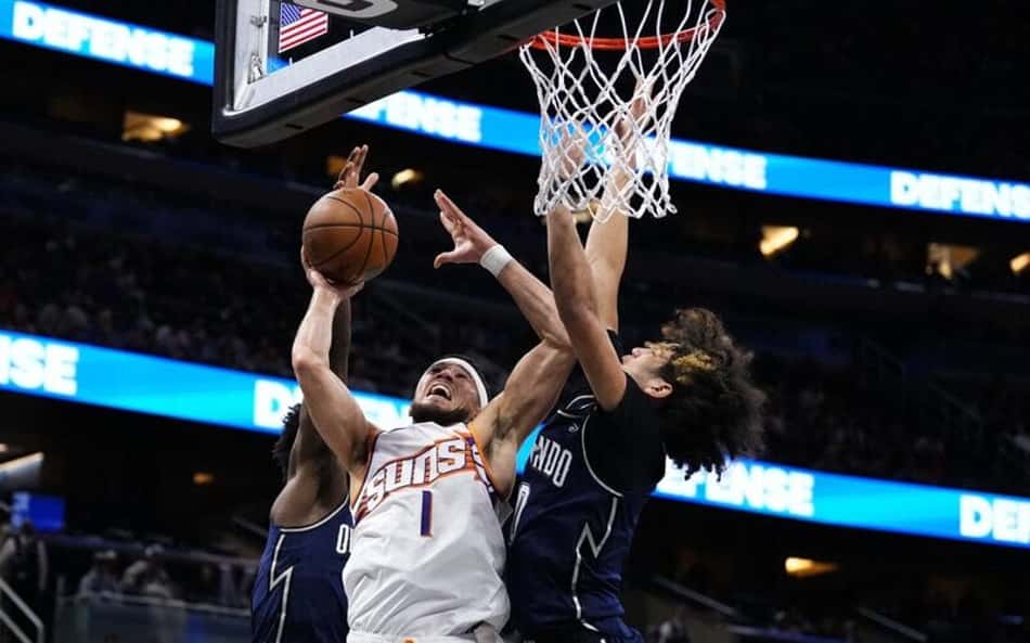 Devin Booker marca 44 pontos, mas Magic vira e vence Suns