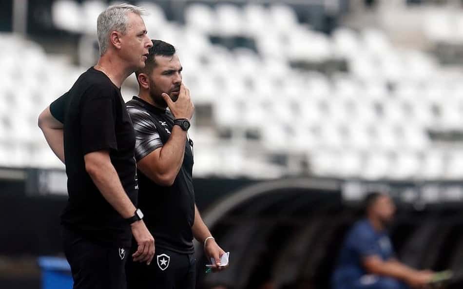 Tiago Nunes responde vaias da torcida do Botafogo: 'Não afeta minhas escolhas'