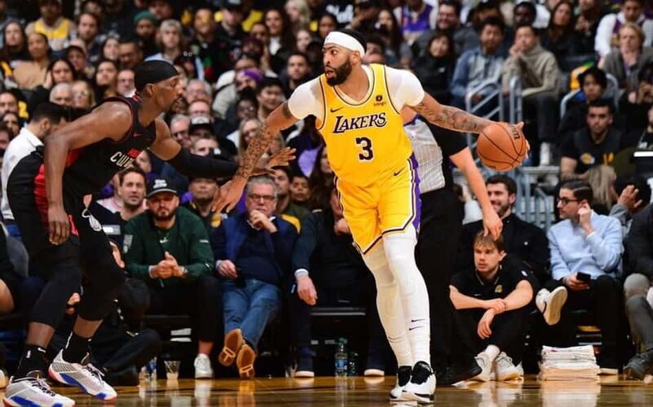 Anthony Davis dá show, mas Lakers tropeça no jogo coletivo do Heat