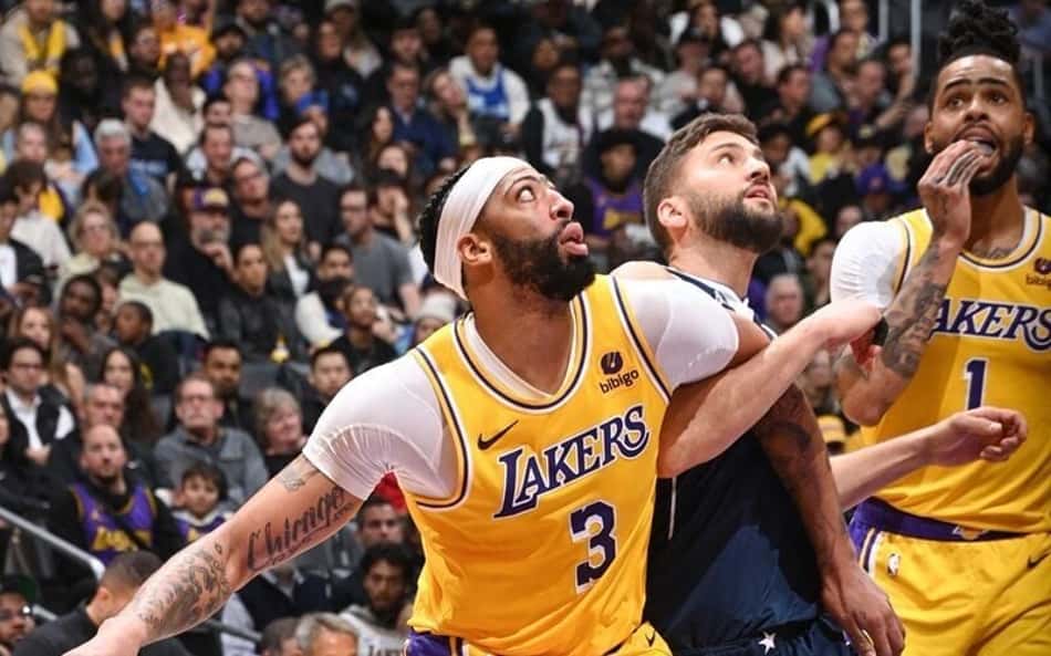 Anthony Davis beira triplo-duplo e Lakers vence Mavericks com facilidade
