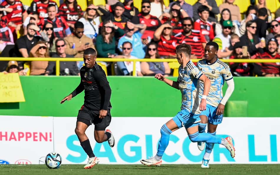 Preparador físico do Flamengo elogia De La Cruz durante a pré-temporada: 'Enche os olhos'