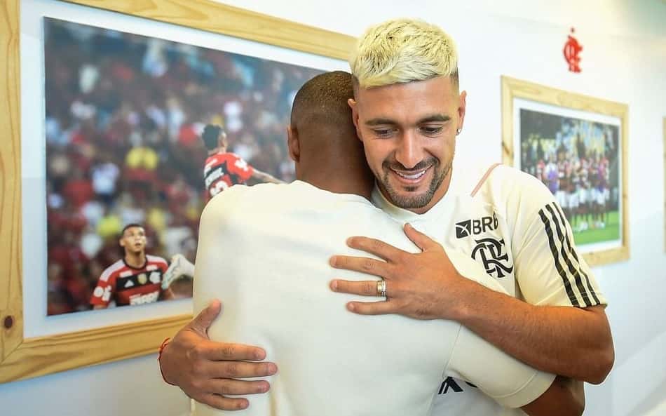 De La Cruz elogia parceria com Arrascaeta no Flamengo: 'Me facilita muito'