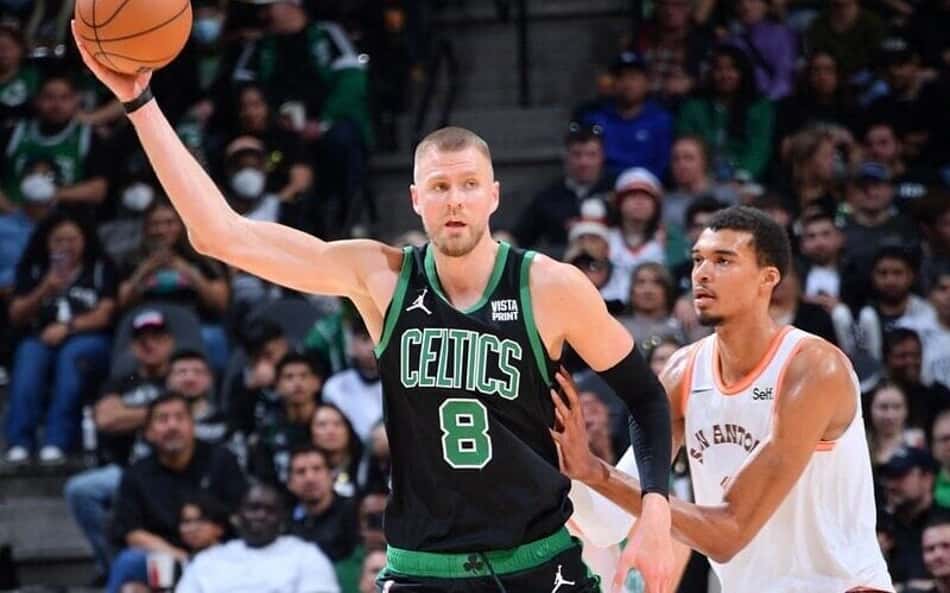Victor Wembanyama tenta, mas Celtics atropela Spurs