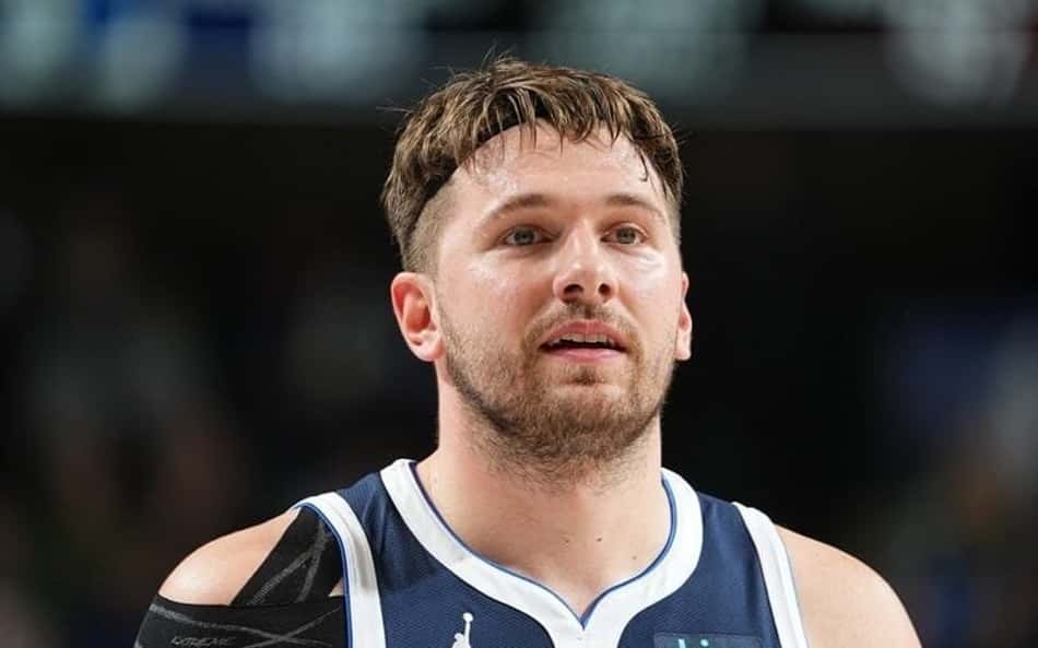 Em vitória do Mavericks, Luka Doncic iguala marca histórica na NBA