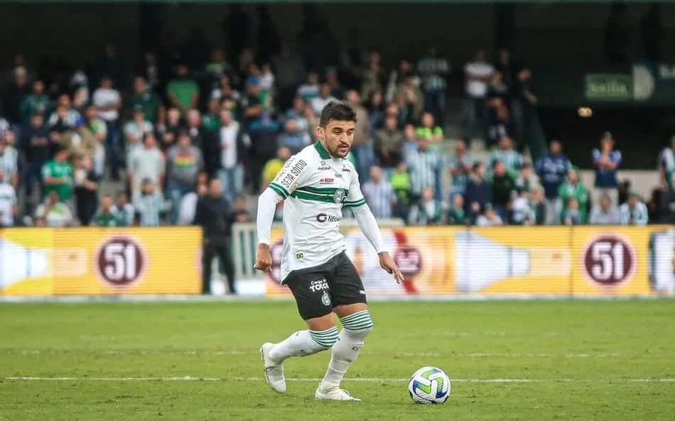 Vasco encaminha contratação de lateral-esquerdo do Coritiba