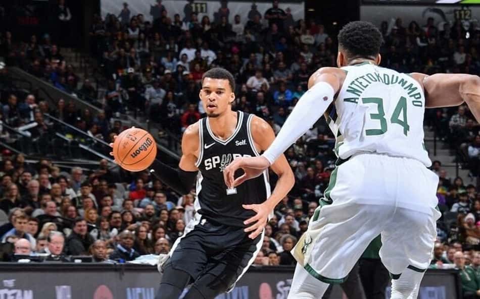 Antetokounmpo supera Wembanyama e Bucks bate Spurs em jogão