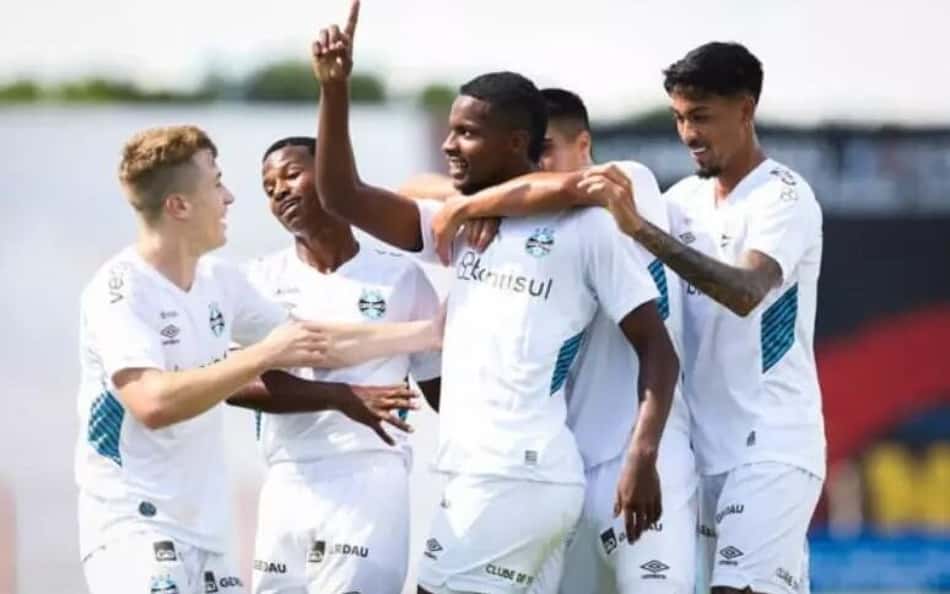 Jardiel marca três, comanda nova goleada do Grêmio na Copinha e assume artilharia da competição