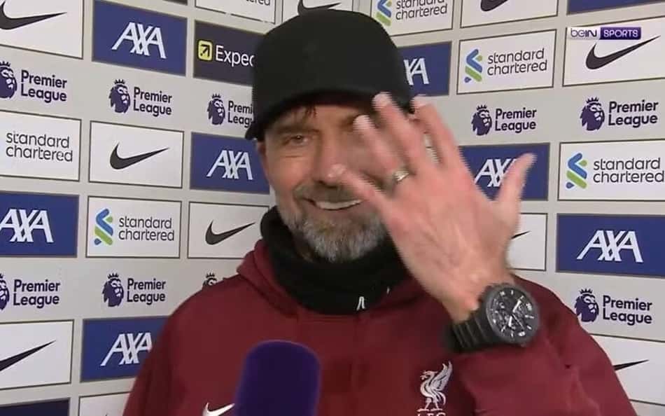 Em comemoração, Klopp perde aliança e é ajudado por cinegrafista: 'Meu herói de Ano Novo'