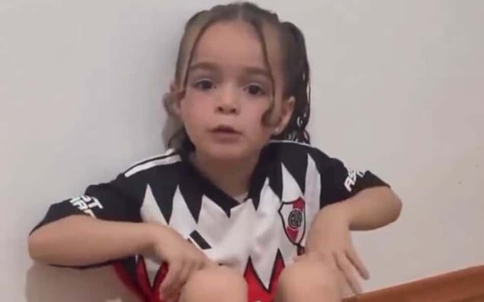 Mini torcedora do River Plate que viralizou com vídeo para De La Cruz ganha camisa do Flamengo