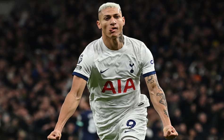 Richarlison recupera bem-estar emocional e volta a 'empilhar' gols pelo Tottenham