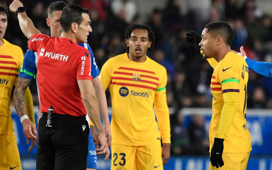 Expulsão de Vitor Roque pelo Barcelona gera revolta entre torcedores na web: 'Liga corrupta!'
