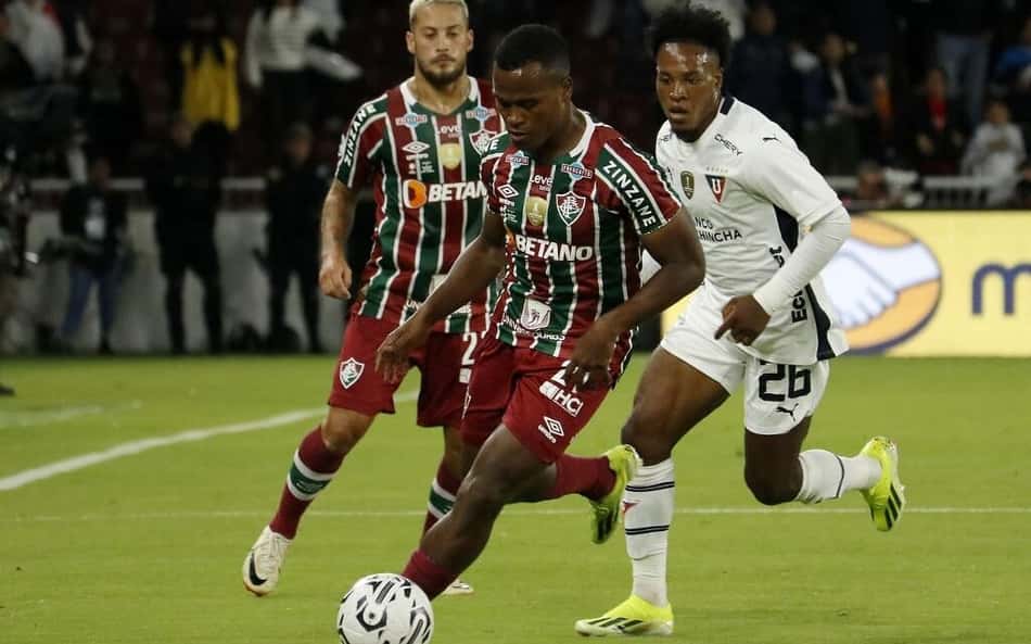 Arias e Fábio reclamam de arbitragem no jogo entre Fluminense e LDU: 'Arrumou um gol para os caras'
