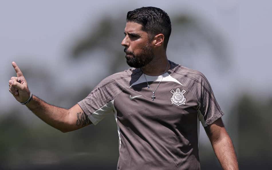 António Oliveira comemora vitória e exalta Corinthians: 'Colosso do futebol Mundial'