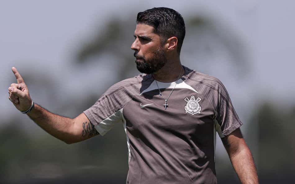 Corinthians paga multa, e António Oliveira está liberado para comandar a equipe contra a Portuguesa