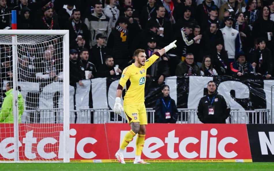 Com defesas importantes, Lucas Perri estreia pelo Lyon e é elogiado: 'Foi um desafio, ele aceitou'
