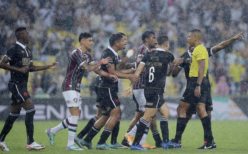 Vasco entra com pedido no TJD para anular cartões aplicados no jogo contra o Fluminense
