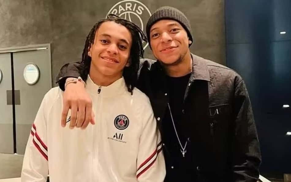 Família de Mbappé inclui cláusula 'inusitada' em conversa com o Real Madrid, afirma jornal