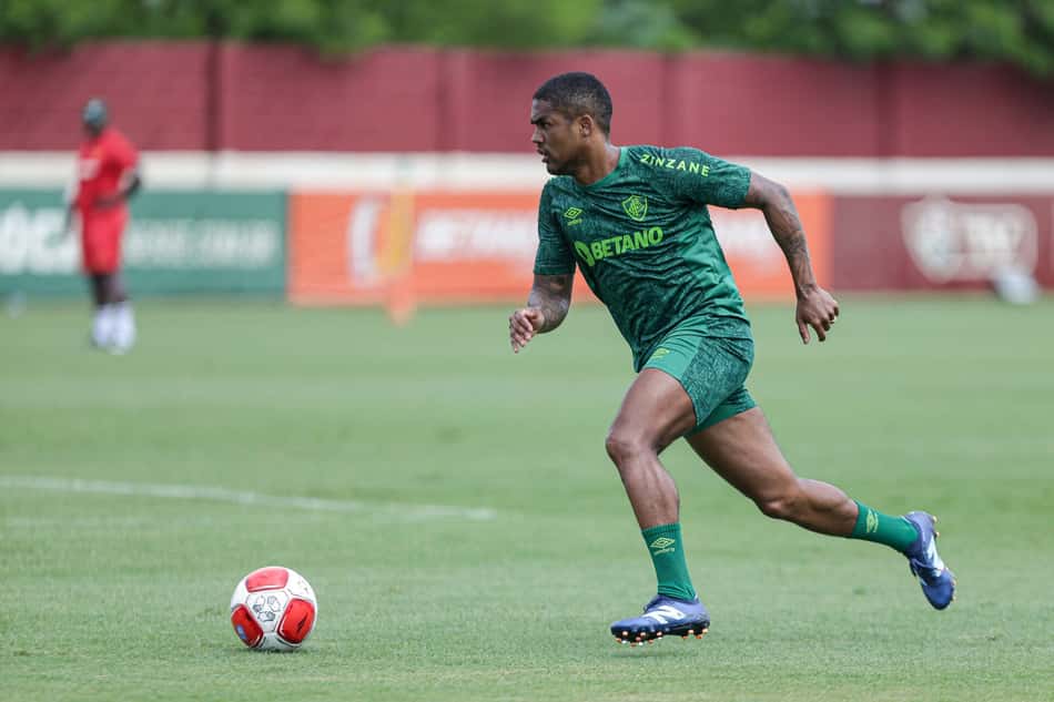 Douglas Costa conduz a bola em treinamento pelo Fluminense, no CT Carlos Castilho, em 2024 (Foto: Lucas Merçon/Fluminense FC)