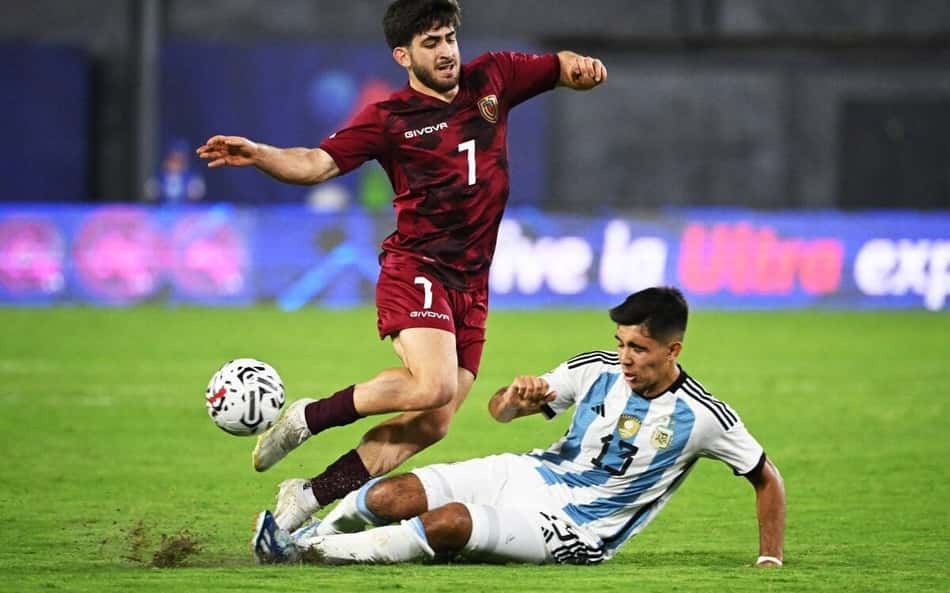 Sem Paulinho e Jair, entenda como Juan Sforza pode atuar no meio-campo do Vasco