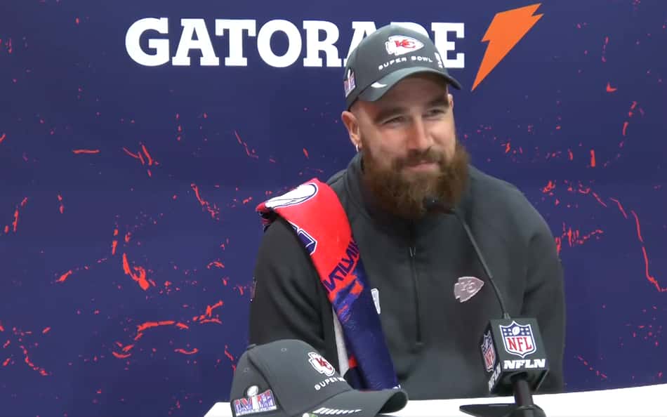 Travis Kelce diz ter prometido título do Super Bowl a Taylor Swift após prêmio conquistado no Grammy's