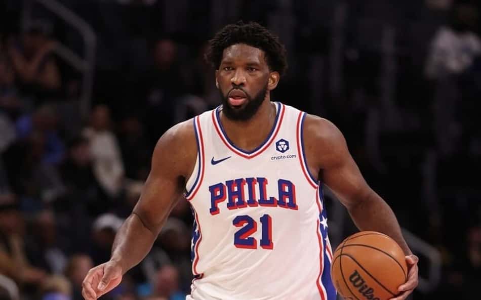 Joel Embiid vai passar por cirurgia no joelho