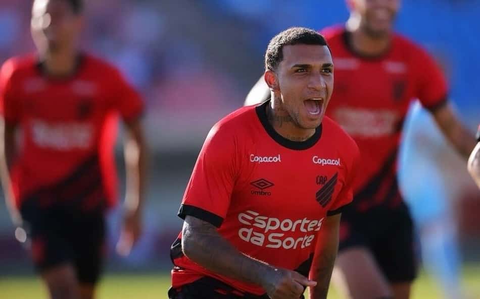 Athletico-PR afasta atacante, e joia com multa milionária pode retornar ao Flamengo