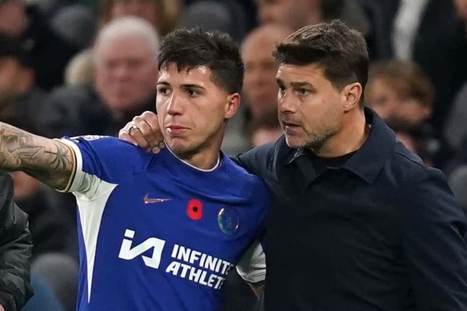 Pochettino-passando-instrucoes-para-Enzo-Fernandez